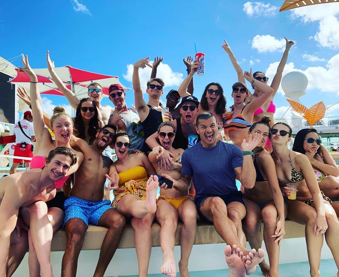 ティモシー・ドレンスキーのインスタグラム：「Life is short. Enjoy the time you have with the people you’re with.」