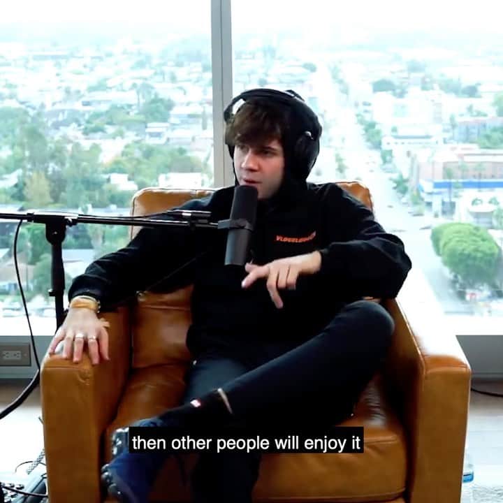 T・ミルズのインスタグラム：「As we were scheduling season 2 of the ADHD podcast this year it seems like the whole world shutdown. While we are all cooped up- maybe take this time to start creating YOUR channel you’ve always wanted to make. Thought this clip from last year with @daviddobrik could be helpful!  #throwback」