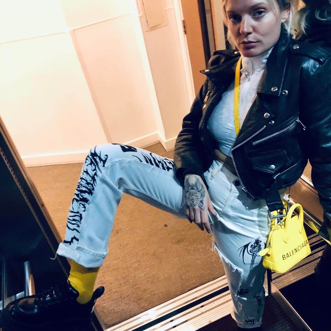 トーヴ・ローさんのインスタグラム写真 - (トーヴ・ローInstagram)「taxi, hallway, elevator, staircase i’m coming... are you? 😉❤️ @veronicamaggio」3月20日 5時49分 - tovelo