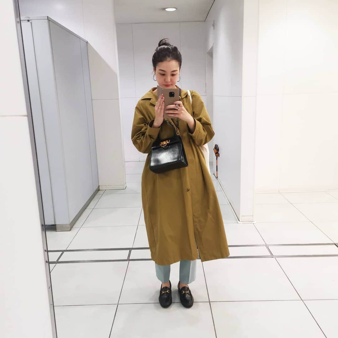 ayaka8880のインスタグラム：「. . 4年目のトレンチコート✨ . しっくり。 . 『お姉ちゃんはね、保育園に行くのがお仕事なのよ、分かる？🥺✨』 . ってエレベーターのボタン押しながら弟に話していて、きゅんでした。 . 毎日仲良しで、姉弟っていいなあ☺️ . 一人っ子の私には分からなかった毎日がうらやましい✨ . これから喧嘩とかするのでしょうか。 . …姉弟喧嘩ってどんな気持ちなのだろうか。笑 . . #息子はしろたんに夢中 #娘は外でもおままごと #家にあるじゃん」