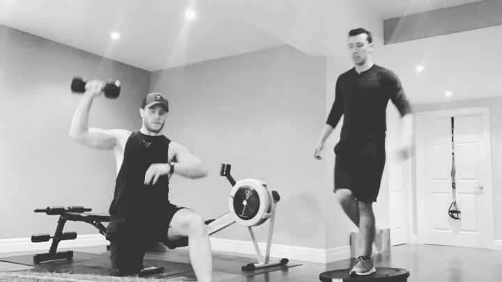 のインスタグラム：「Self quarantined indoor workout with friends is more fun! Doing our best to stay in shape in these uncertain times so we’re ready to get back to it! Here’s hoping we get back to doing what we love soon! #socialdistancing #qaurantineday4 #losingourminds #stayhealthyfriends #misstheicebox #sendmorepurell @patinageqc @skate_canada @trenntmichaud @alisonpurkiss @cp.deuxrives」