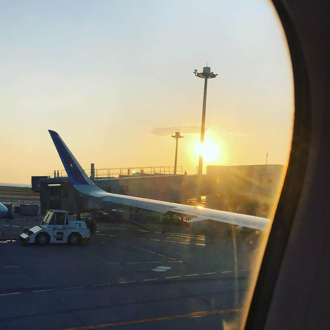 川原洋二さんのインスタグラム写真 - (川原洋二Instagram)「おはようございます。 朝イチの便で神戸に帰ります。  朝日が綺麗です。 #羽田空港」3月20日 6時20分 - yohji_kawahara