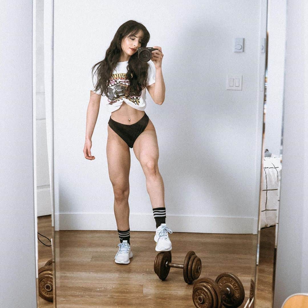 Sarah Ramadanのインスタグラム：「come sweat with me!💪🏼🌻 (lower body circuit) ⠀ Today we’re going to control the controllable. We’re going to do the best we can with what we have. And we’re going to be vessels of love, for the sake of ourselves and others💜 ⠀ Today’s sweat session comprises of a home workout that requires no equipment. It’s heart friendly and open to beginners!💪🏼 ⠀ 🌿warm up: ⠀ take five minutes to actively warm up your body. Do whatever feels good! this is what I did: leg swings, forward lunges, lunge hip opener thingy, fire hydrants, cat/cows, wrist rotations ⠀ 🌿workout: ⠀ 🌷SUPERSET 1: ▫️Forward lunge pulse - 20 reps per side ▫️Bodyweight squats - 20 reps Rest 30-45 seconds, repeat 3 rounds ⠀ 🌷SUPERSET 2: ▫️Glute bridge - 20 reps ▫️Lateral hip scoops - 20 reps total Rest 30-45 seconds, repeat 3 rounds ⠀ 🌷SUPERSET 3: ▫️Quadruped donkey kick - 20 reps per side ▫️High jump into low squat - 20 reps Rest 30-45 seconds, repeat 3 rounds ⠀ ⠀ 🌿cooldown: ⠀ take 5-10 minutes to bring your heart rate down & to thank yourself for showing up ⠀ #fightforgrowth #homeworkout #noequipmentworkout #dailysweat」