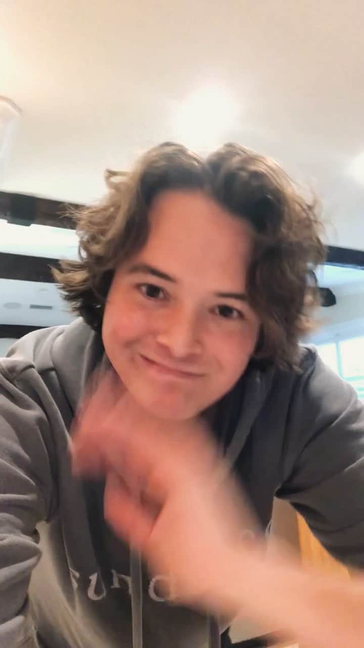 HEY VIOLETのインスタグラム：「Figured i’d make a little cooking video for ya since we’re all stuck indoors! 🥘 stay safe!」