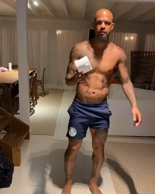 カルロス・テベスのインスタグラム：「@felipemelo with the best #stayathomechallenge 🤪」