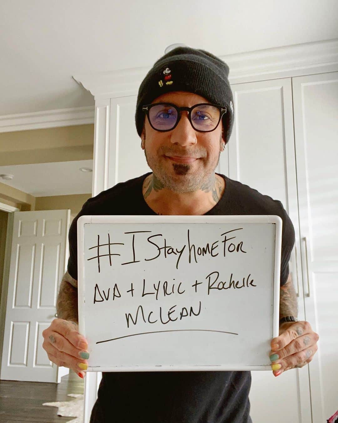 のインスタグラム：「Family is everything, y’all. Right now all I want to do is stay home and snuggle up with my two little monkees and my beautiful wife. Who are you staying home for? Take your own #IStayHomeFor photo with a sign like mine and tag six of your friends asking them to do the same. I nominate @kevinscottrichardson @nickcarter @rokspics @howie_dorough @robertdowneyjr and @joemanganiello! Thanks for getting this thing going @kevinbacon! Together we can stop the spread of Coronavirus <3.」