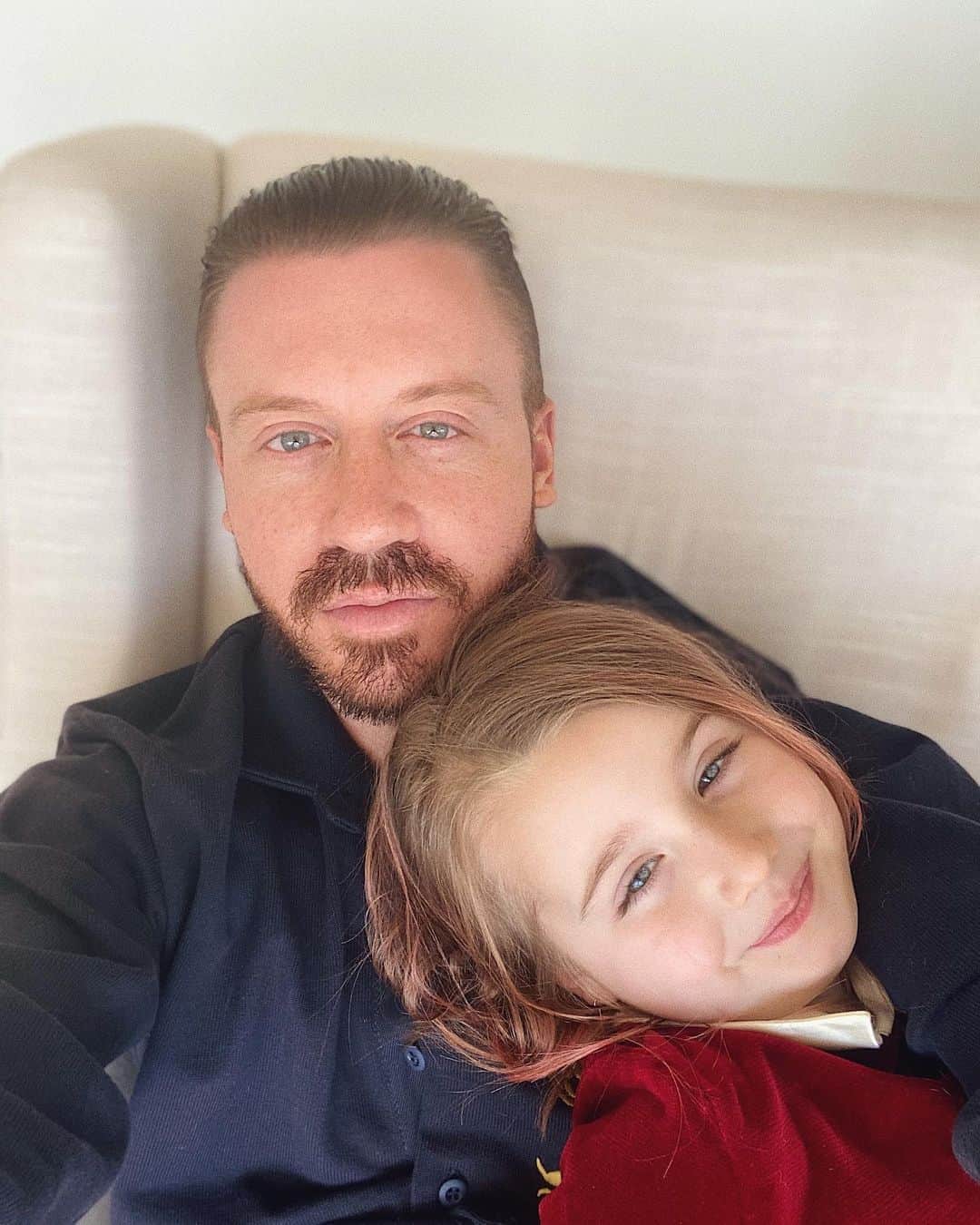 のインスタグラム：「The only person in my family that thinks I should keep this beard because... “you look like a magician daddy”」