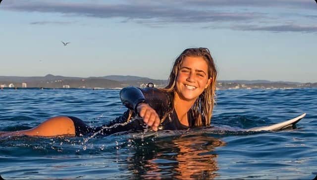 キャロライン・マークスのインスタグラム：「Looks like things are on hold for a while. Thanks @wsl for doing what’s best for all the athletes and staff. I also wanna thank my sponsors for doing the same. Very excited to put the jersey on soon. Stay safe everyone ✌️💛」