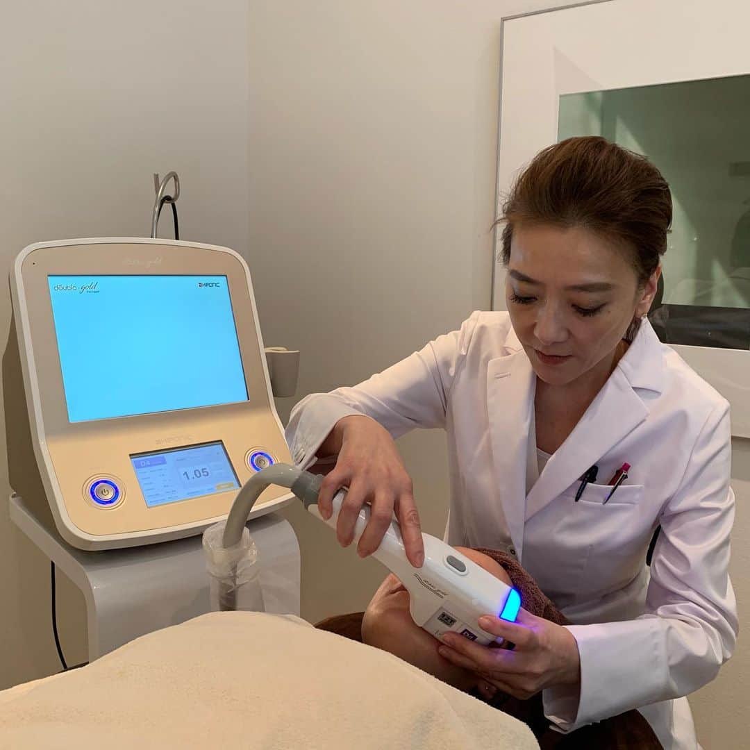 西川史子さんのインスタグラム写真 - (西川史子Instagram)「今、美容の現場で1番人気のあるダブロゴールド。 HIFU (High Intensity Focused Ultrasound) 高密度焦点式超音波  という熱エネルギーを用いて 今まで手術でしかアプローチできなかった筋膜からの引き上げを行える治療機器です。 シワやタルミに悩んでる方に メスも糸も使わずにリフトアップできると とても喜んで頂けて... 私はかなり汗だくですが ＃松倉クリニック #ダブロ#ダブロゴールド #ハイフ ＃HIFU」3月20日 7時12分 - dr.ayako_nishikawa