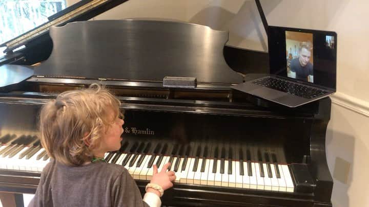イーライ・リエブのインスタグラム：「Today I gave one of my best friends little boy a piano lesson via FaceTime as part of his homeschooling. I swear, I have never felt more connected by the heart to all of the people in my life and myself as I do right now. Please always remember that extreme moments of love exist in even the hardest of circumstances ❤️」