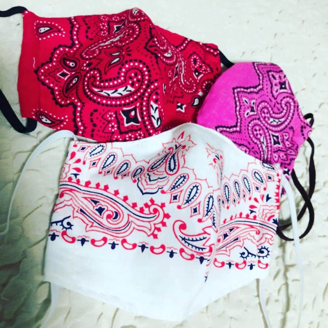 伊藤かずえさんのインスタグラム写真 - (伊藤かずえInstagram)「#バンダナ　#マスク　#立体マスク バンダナでも作ってみました。 服に合わせて色を変えたりできますよ。#ハンドメイド」3月20日 7時21分 - kazue__itoh