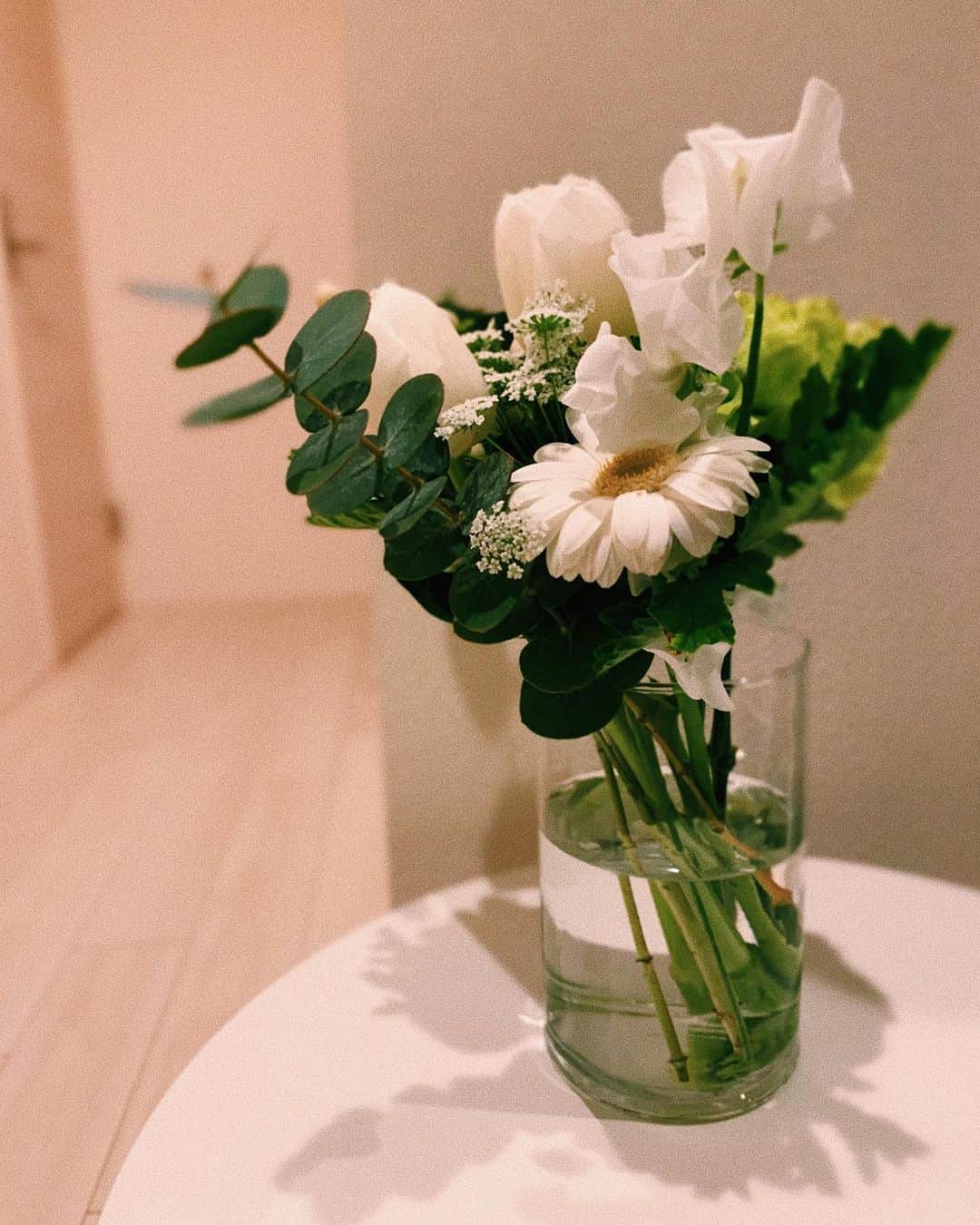 大杉亜依里さんのインスタグラム写真 - (大杉亜依里Instagram)「今日はスペシャルな日らしい。﻿ 宇宙元旦？とかいうらしく、家を綺麗にして玄関には白い花を飾ると良いんだって🤲﻿ ﻿ 私は全く知らなかったんだけど笑、﻿ 昨日の夜友人がそのことを教えてくれて、白い花もプレゼントしてくれたの！！！﻿ ﻿ 幸せを分けようとしてくれる気持ちが嬉しくて、それだけでもうスペシャルな出来事だなぁと思いました😌✨﻿ ありがとう！﻿ ﻿ みんなに幸あれ！💐✨」3月20日 7時27分 - osugiairi_official
