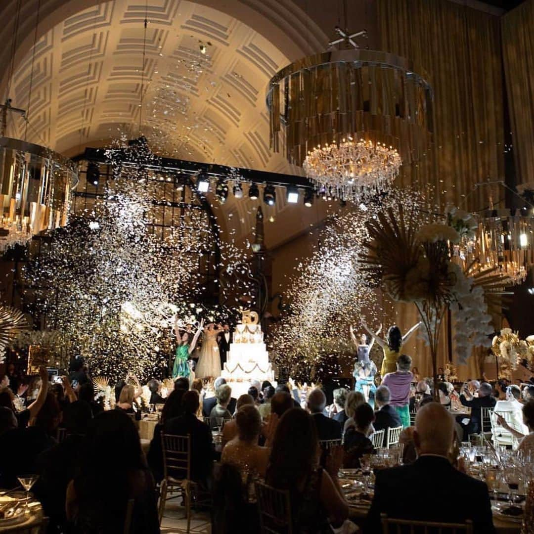 加治屋百合子さんのインスタグラム写真 - (加治屋百合子Instagram)「#tbt From Ballet Ball a month ago⭐️ Lots of glitters and sparkles to celebrate #houstonballet 50th season. I tried dress like Princess Aurora👸🏻 Yes, all my friends a very good looking💕  1ヶ月前のヒューストンバレエ50周年イベントより⭐️ 私のまわりは美男美女ばかり💕　(眠れる森の美女を踊る直前だったのでオーロラ姫をイメージしてみました👸🏻) #ballerina #dancers #party #glitter #sparkle #dress #beautiful #friends #可愛い後輩 #バレリーナ」3月20日 7時28分 - yuriko_kajiya