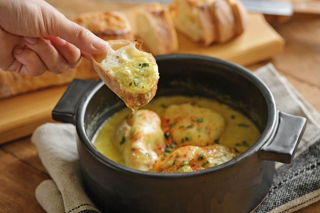 Komerco-コメルコ-さんのインスタグラム写真 - (Komerco-コメルコ-Instagram)「. チーズとろける話題のフード「 #シュクメルリ 」にトライ！ . シュクメルリとは、中央アジアの国「ジョージア」の郷土料理のこと。クリーミーなホワイトソースにたっぷりのにんにくとチーズが溶け込んだ濃厚な一皿です。 . あまり聞き慣れない料理ですが、日本人の口にもよく合う一品。今回は、普段の料理にも大活躍のツールを、このシュクメルリの作り方にあわせてご紹介します☺ . ------------------------------- ▷ #コメルコバナシ は、KomercoアプリとWebサイトのホーム画面でご紹介している読みもの。クリエイターや作品の魅力を紹介し、モノからはじまる料理の楽しさと可能性を提案しています。 . ▷Komerco Webサイトはプロフィールリンクから📲 @komerco_official ------------------------------- . #komerco #コメルコ #cookpad #クックパッド #komercoごはん #料理をもっと楽しく #おうちごはん #instafood #foodpic #cookinglove #手しごと #komercoフード #komercoクラフト  #Komercoの台所 #FDstyle #rikizo #丸利玉樹利喜蔵商店 #土鍋 #グルジア料理 #ジョージア料理 #鶏ムネ肉 #鶏肉 #woodpecker #morinoki #カッティングボード #志津刃物製作所 #パン切り包丁 #パンナイフ」3月20日 7時30分 - komerco_official