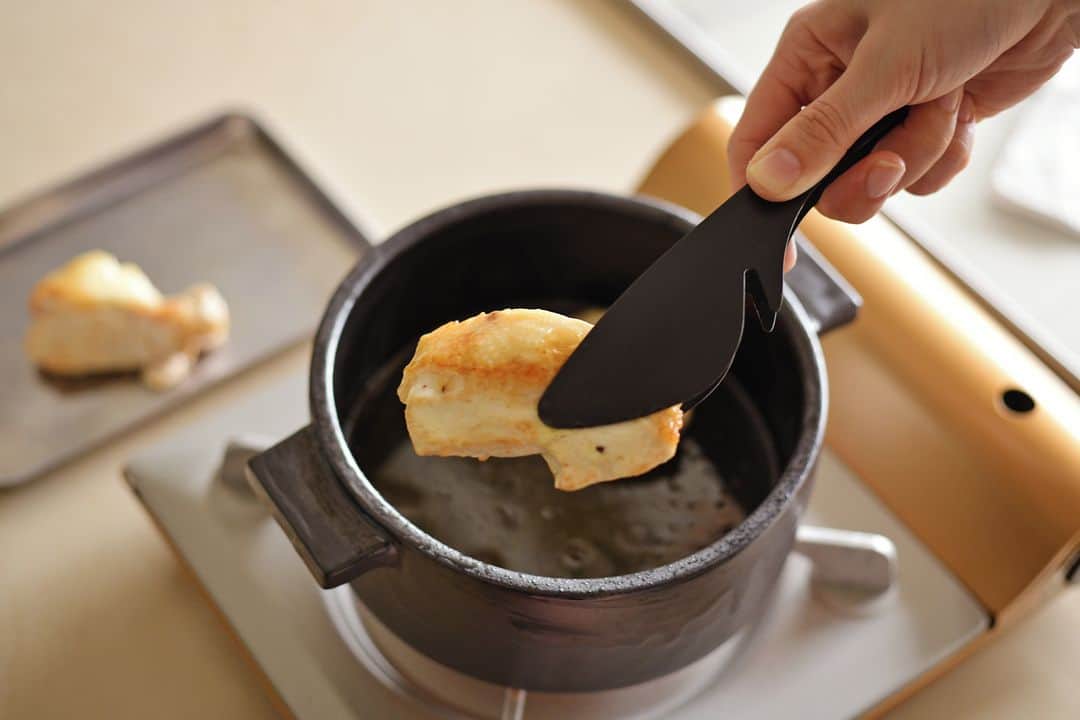 Komerco-コメルコ-さんのインスタグラム写真 - (Komerco-コメルコ-Instagram)「. チーズとろける話題のフード「 #シュクメルリ 」にトライ！ . シュクメルリとは、中央アジアの国「ジョージア」の郷土料理のこと。クリーミーなホワイトソースにたっぷりのにんにくとチーズが溶け込んだ濃厚な一皿です。 . あまり聞き慣れない料理ですが、日本人の口にもよく合う一品。今回は、普段の料理にも大活躍のツールを、このシュクメルリの作り方にあわせてご紹介します☺ . ------------------------------- ▷ #コメルコバナシ は、KomercoアプリとWebサイトのホーム画面でご紹介している読みもの。クリエイターや作品の魅力を紹介し、モノからはじまる料理の楽しさと可能性を提案しています。 . ▷Komerco Webサイトはプロフィールリンクから📲 @komerco_official ------------------------------- . #komerco #コメルコ #cookpad #クックパッド #komercoごはん #料理をもっと楽しく #おうちごはん #instafood #foodpic #cookinglove #手しごと #komercoフード #komercoクラフト  #Komercoの台所 #FDstyle #rikizo #丸利玉樹利喜蔵商店 #土鍋 #グルジア料理 #ジョージア料理 #鶏ムネ肉 #鶏肉 #woodpecker #morinoki #カッティングボード #志津刃物製作所 #パン切り包丁 #パンナイフ」3月20日 7時30分 - komerco_official