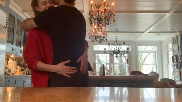 ニーナ・アグダルのインスタグラム：「Can’t get to therapy? Try pong」