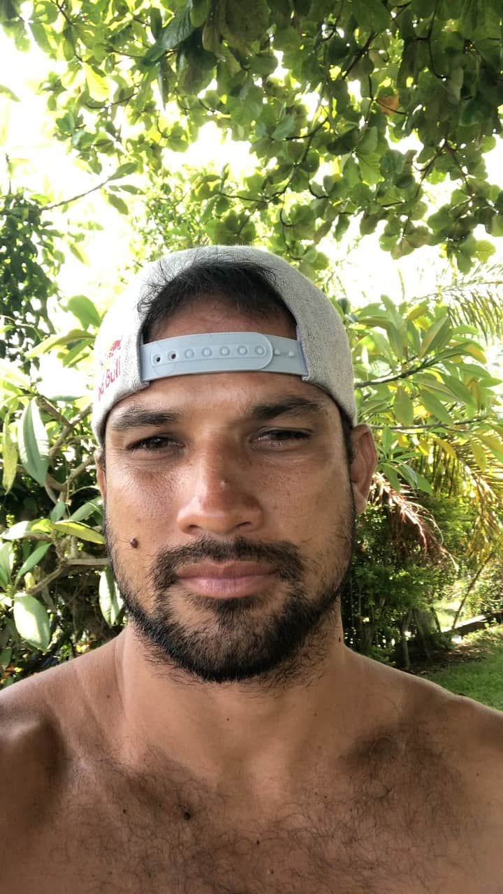 ミシェル・ボレーズのインスタグラム：「Gros swell annoncé pour ce week end. Personnellement je n’irai pas à teahupoo pour éviter la propagation du virus . Bcp de gens veulent voir le spectacle. Il faut penser au gens avec un système immunitaire faible dont les personnes âgées et les gens malades donc je n’irai pas surfer ce swell par respect pour eux . On est tous dans la même galère et tout cela est très sérieux .plus tôt on fera l’effort de rester chez sois plus tôt  la propagation du virus diminuera. On pourra donc revenir à une vie normale. Mauruuru maitai . #QuarantineMadeMeDoIt」