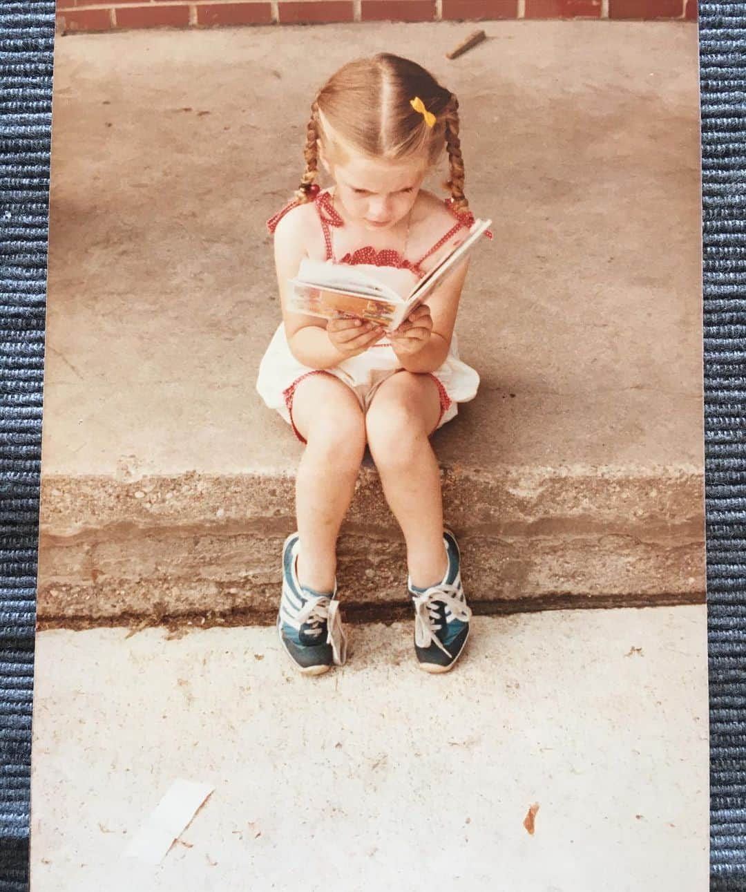 スタナ・カティックさんのインスタグラム写真 - (スタナ・カティックInstagram)「#TBT throwback to bookworm days. 📚🐛📚 Enjoy a happy, healthy #SpringEquinox my friends!!」3月20日 7時57分 - drstanakatic