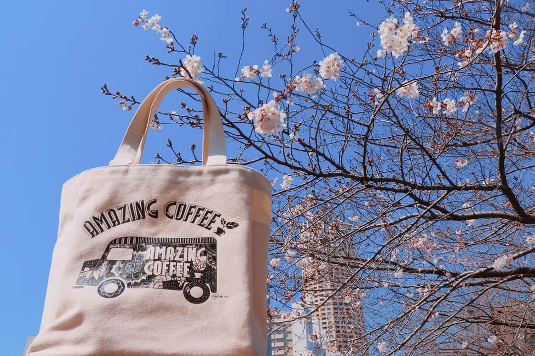AMAZING COFFEEさんのインスタグラム写真 - (AMAZING COFFEEInstagram)「. AMAZING COFFEE  TOKYO NAKAMEGURO☕️ . 暖かい陽気に春の訪れを感じますね🌸 . そんな中、新生活にもピッタリなAMAZING LIFE SETが本日から再登場👜 . AMAZING LIFE with AMAZING COFFEE (^o^)v . #AMAZINGCOFFEE #AMeCO #アメコ #coffee #中目黒 #桜 #🌸」3月20日 8時00分 - amazing_coffee_official
