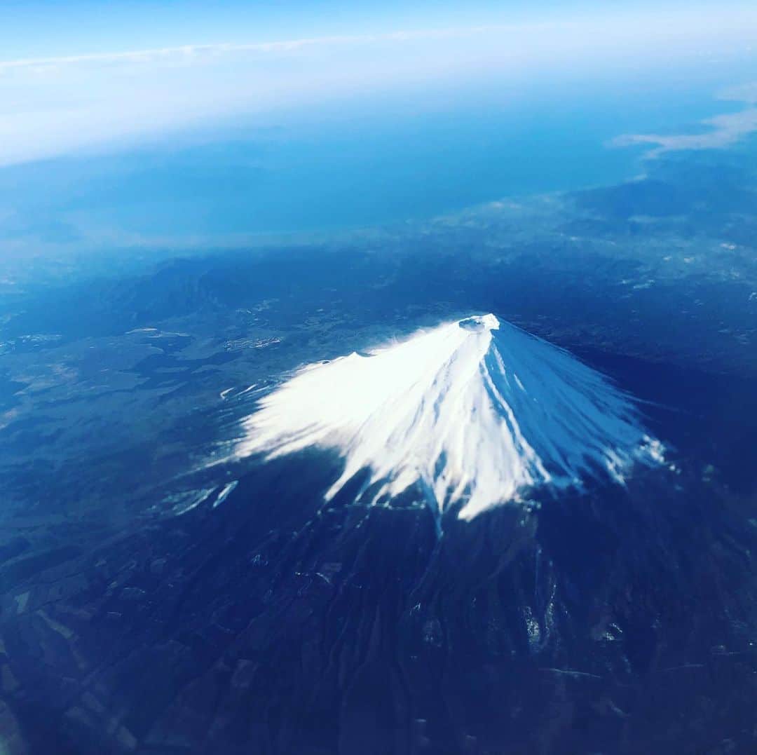 川原洋二さんのインスタグラム写真 - (川原洋二Instagram)「今日は上空から富士山が見えました🗻 この角度なかなかないですね。 無事神戸到着しました‼️ #富士山　#mtfuji」3月20日 8時02分 - yohji_kawahara