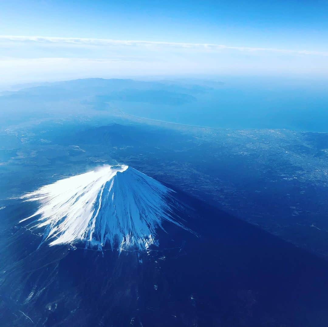 川原洋二さんのインスタグラム写真 - (川原洋二Instagram)「今日は上空から富士山が見えました🗻 この角度なかなかないですね。 無事神戸到着しました‼️ #富士山　#mtfuji」3月20日 8時02分 - yohji_kawahara