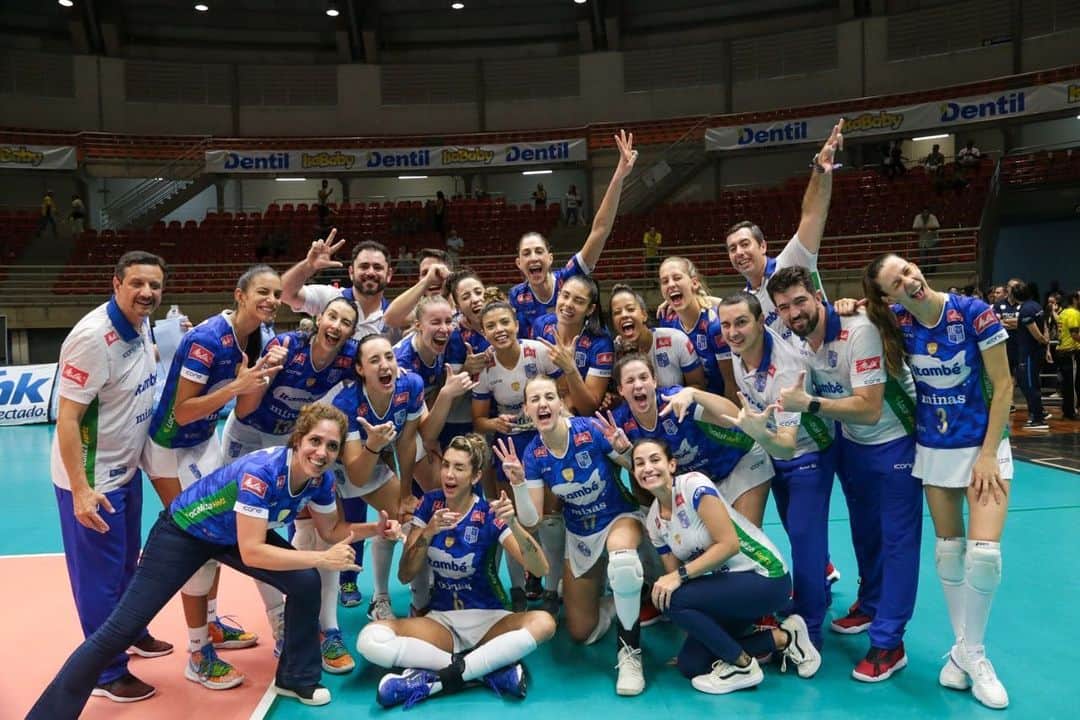 シェイラ・カストロのインスタグラム：「Superliga cancelada, fica com certeza o sentimento de frustração, tristeza, pq queríamos mais, pq sabíamos que podíamos ir mais longe. Pq queríamos mais um título na temporada... Mas o melhor de tudo foi este grupo que formamos, que delícia fazer parte! Obrigada @itambe @melittabrasil @localiza e todos os patrocinadores que nos apoiam! Obrigada comissão, atletas, obrigada a todos os funcionários do @minastenisclube @mtcvolei que sempre estavam com um sorriso no rosto nos aguardando! Obrigada torcida que ama vôlei e ama o Minas!!! Agora é ficar em casa, quarentena, e tentar manter o físico fazendo circuitos e levantamento de meninas aqui dentro do apartamento! Rs! Amanhã faço um post sobre o fim tão aguardado do ranking!!! Beijo pra vcs! E vão me dando dicas de brincadeiras com crianças! Hehehe! #paredaoazul #vaiminas #campeao」