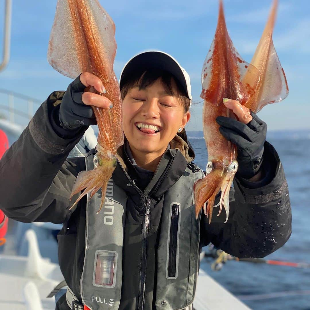 福島和可菜さんのインスタグラム写真 - (福島和可菜Instagram)「昨日放送になりました、 BS TBS 🎣釣り百景🎣 観て下さった皆様、ありがとうございました✨🥰✨ オニカサゴは残念ながら釣れませんでしたが、 本命のヤリイカは、サイズにも恵まれ、数もたくさん釣れました😁  パラソルサイズのヤリイカはもちろん… ㊗️自己ベストサイズ㊗️ 嬉しかったなぁ…🥳 松田竜也さん 鈴木新太郎さん と言うスペシャリストのお2人に色々教えていただき、まだまだイカ釣りは初心者の私ではありますが、沖釣りの魅力をどっぷりと感じた釣行でした✨🎣✨ そして何と言っても、食べても本当に美味しい😋‼️‼️‼️‼️‼️ 特にイカ刺しは大好物なので、毎日食べたいわぁ😍（笑）  オススメの釣りの1つです👍  楽しさが伝わっていたら嬉しいなぁ😄 改めて、ありがとうございました🐟  さて、今日もイベントの予定が中止になってしまったので、早起きして山に来ました⛰  また更新しますね✋  それにしても…  #釣り #楽し過ぎる #釣りに行きたい #毎日行きたい #すぐ行きたい #笑 #BS #TBS #釣り百景 #イカ #ヤリイカ #オニカサゴ #高級魚 #船 #LOVE #fishing #outdoor #烏賊 #魚 #最高 #ありがとうございました #sea #Ocean #SHIMANO #active #ambassador #🎣 #🐟 #🦑 #❤️」3月20日 8時09分 - fukushimawakana