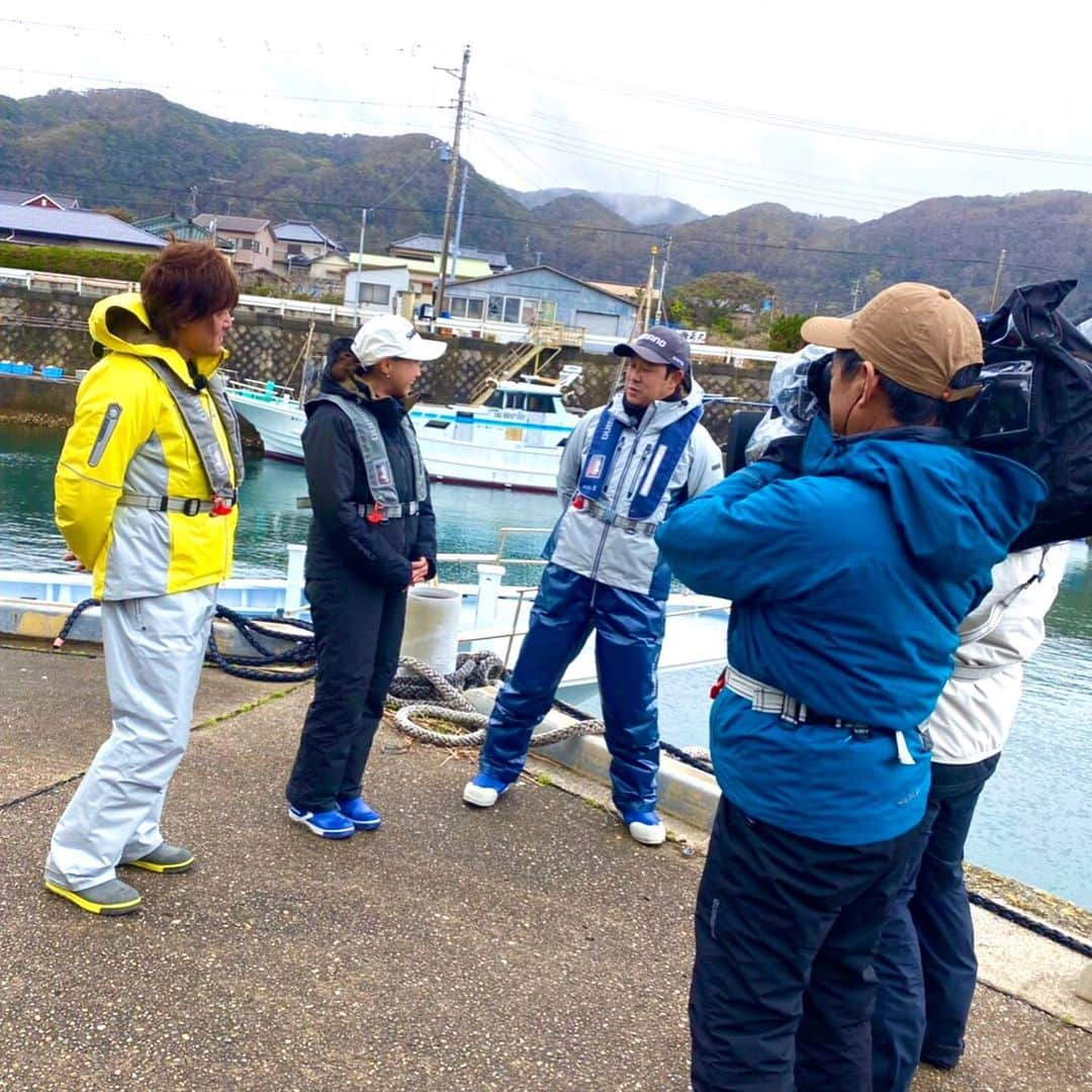 福島和可菜さんのインスタグラム写真 - (福島和可菜Instagram)「昨日放送になりました、 BS TBS 🎣釣り百景🎣 観て下さった皆様、ありがとうございました✨🥰✨ オニカサゴは残念ながら釣れませんでしたが、 本命のヤリイカは、サイズにも恵まれ、数もたくさん釣れました😁  パラソルサイズのヤリイカはもちろん… ㊗️自己ベストサイズ㊗️ 嬉しかったなぁ…🥳 松田竜也さん 鈴木新太郎さん と言うスペシャリストのお2人に色々教えていただき、まだまだイカ釣りは初心者の私ではありますが、沖釣りの魅力をどっぷりと感じた釣行でした✨🎣✨ そして何と言っても、食べても本当に美味しい😋‼️‼️‼️‼️‼️ 特にイカ刺しは大好物なので、毎日食べたいわぁ😍（笑）  オススメの釣りの1つです👍  楽しさが伝わっていたら嬉しいなぁ😄 改めて、ありがとうございました🐟  さて、今日もイベントの予定が中止になってしまったので、早起きして山に来ました⛰  また更新しますね✋  それにしても…  #釣り #楽し過ぎる #釣りに行きたい #毎日行きたい #すぐ行きたい #笑 #BS #TBS #釣り百景 #イカ #ヤリイカ #オニカサゴ #高級魚 #船 #LOVE #fishing #outdoor #烏賊 #魚 #最高 #ありがとうございました #sea #Ocean #SHIMANO #active #ambassador #🎣 #🐟 #🦑 #❤️」3月20日 8時09分 - fukushimawakana