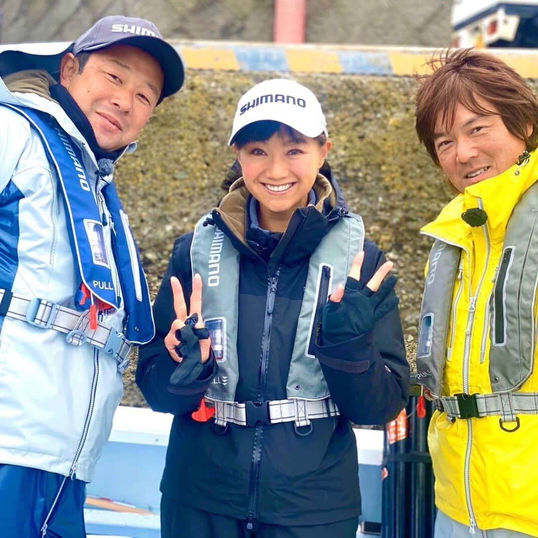 福島和可菜さんのインスタグラム写真 - (福島和可菜Instagram)「昨日放送になりました、 BS TBS 🎣釣り百景🎣 観て下さった皆様、ありがとうございました✨🥰✨ オニカサゴは残念ながら釣れませんでしたが、 本命のヤリイカは、サイズにも恵まれ、数もたくさん釣れました😁  パラソルサイズのヤリイカはもちろん… ㊗️自己ベストサイズ㊗️ 嬉しかったなぁ…🥳 松田竜也さん 鈴木新太郎さん と言うスペシャリストのお2人に色々教えていただき、まだまだイカ釣りは初心者の私ではありますが、沖釣りの魅力をどっぷりと感じた釣行でした✨🎣✨ そして何と言っても、食べても本当に美味しい😋‼️‼️‼️‼️‼️ 特にイカ刺しは大好物なので、毎日食べたいわぁ😍（笑）  オススメの釣りの1つです👍  楽しさが伝わっていたら嬉しいなぁ😄 改めて、ありがとうございました🐟  さて、今日もイベントの予定が中止になってしまったので、早起きして山に来ました⛰  また更新しますね✋  それにしても…  #釣り #楽し過ぎる #釣りに行きたい #毎日行きたい #すぐ行きたい #笑 #BS #TBS #釣り百景 #イカ #ヤリイカ #オニカサゴ #高級魚 #船 #LOVE #fishing #outdoor #烏賊 #魚 #最高 #ありがとうございました #sea #Ocean #SHIMANO #active #ambassador #🎣 #🐟 #🦑 #❤️」3月20日 8時09分 - fukushimawakana