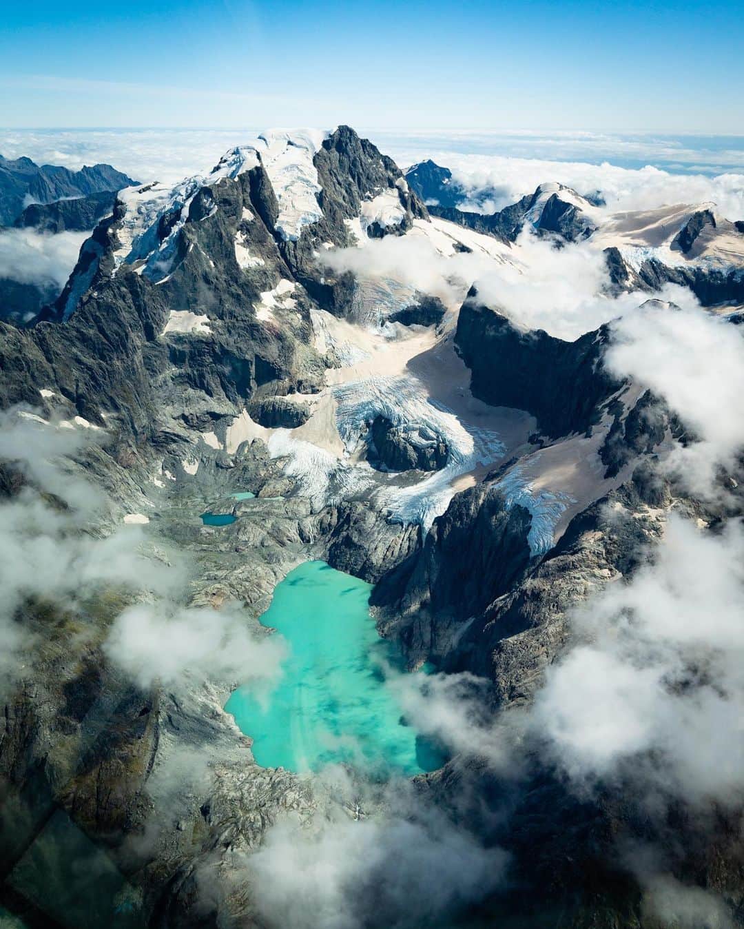 Travis Burkeさんのインスタグラム写真 - (Travis BurkeInstagram)「Last week’s incredible views from the sky and sea of Fiordland National Park in New Zealand! We took a scenic flight from Queenstown then jumped on a cruise through Milford Sound.  Fun fact: It’s not actually a sound at all—the fiords were carved out of the mountains by glacial activity 20,000 years ago. This was definitely one of the coolest ways to fully experience the magnitude of this place!  Huge thanks to @pilotdownunder for showing us the best views and @milfordsoundscenicflights and @mitrepeakcruises for making this possible 🙏🏼🙌🏼. Feeling grateful to be surrounded by such beauty during these crazy times!  #newzealand #fiordland #worldsbestscenicflight #mymilfordsoundadventures」3月20日 8時12分 - travisburkephotography