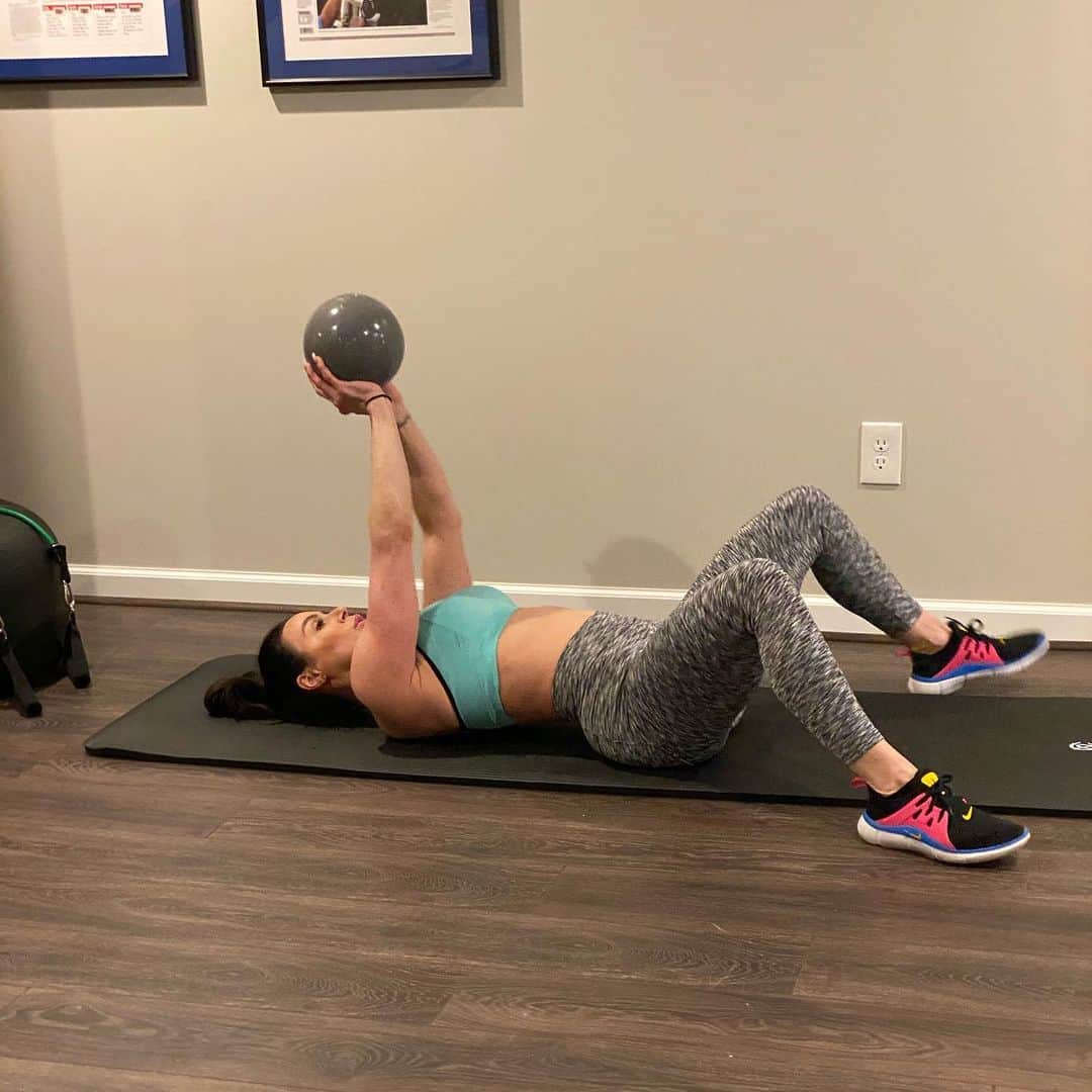 Kendra Lustさんのインスタグラム写真 - (Kendra LustInstagram)「#fitnessmotivation #homeworkout get it in 💪🏻 also cardio also on treadmill & #heavybagworkout」3月20日 8時13分 - kendralust