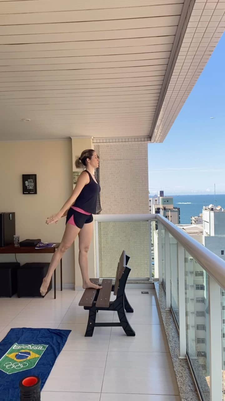 ナターリア・ガウジオのインスタグラム：「Em tempos de quarentena a gente treina até dentro de casa hahaha.... Estou compartilhando com vocês a minha preparação física que é montada pelo @coachbrutus! Lembrando que cada atleta tem suas necessidades específicas e todas precisam do acompanhamento de suas técnicas! Mas espero que esse treino possa ajudar com alguns exercícios que vocês possam fazer em casa! Sem treinar a gente não fica galera, vamos que vamos!! Obs: o maior espaço que eu tinha era na varanda de casa, mas atenção para as crianças, não façam nada na varanda se a casa de vocês não tiver rede de proteção, ok?! Beijos e bom treino pra vocês!! 🙏🏻😍✨ @gaudiofitness.com.br @monikagrd」