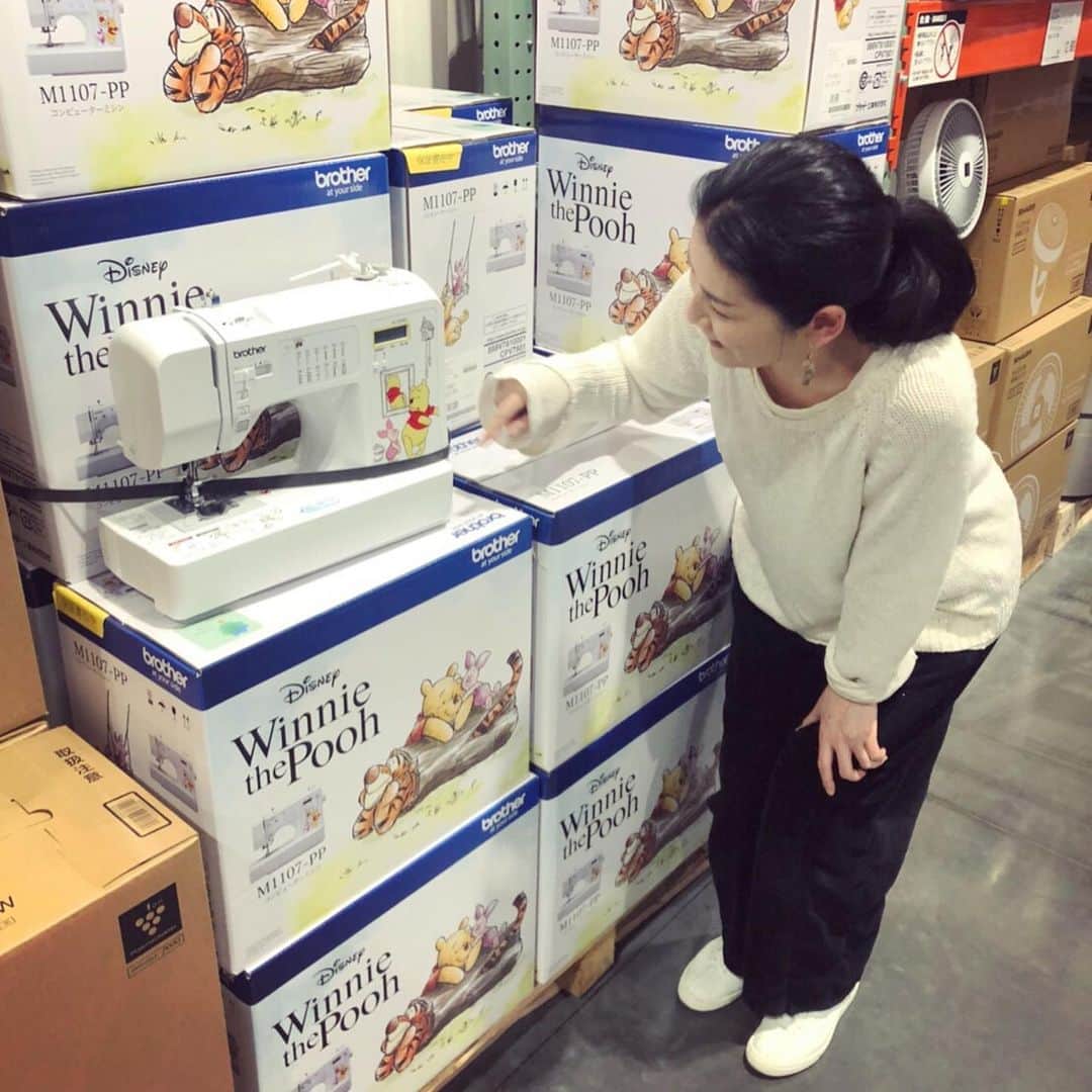 睦のインスタグラム：「プーさんのミシン発見😍  #ミシン　 #sewingmachine  #brother  #コストコ  #costco  #hunny  #honey  #ブラザー  #山積み　 #はちみつ　 #ディズニー　 #disney  #プーさん　 #プー　 #発見  #遭遇  #我慢　 #テンション上がる  #pooh  #winniethepooh  #プーさんグッズ  #プーちゃん  #hundredacrewoods  #ssw  #作詞家  #artist  #lyricist  #model  #井上睦都実 #睦」