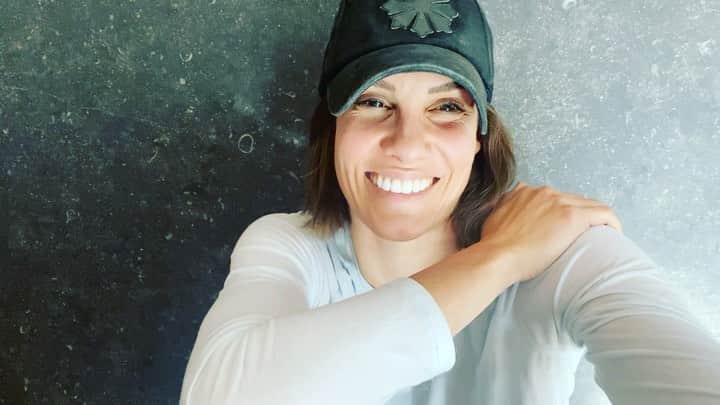 のインスタグラム：「Just a mom trying to stay fit in a quarantined world... who’s with me??? Today I ran 2miles (I know some are not allowed to leave their homes), and then did 10 x 3 for these exercises. Above all, listen to your body. I’d love to hear your comments and suggestions below 👇🏼 💪🏻💪🏼💪🏽💪🏾💪🏿💪🏾💪🏽💪🏼💪🏻 Apenas uma mãe a tentar manter a forma enquanto o mundo está de quarentena... quem está comigo?? Começei por correr 3.2km (sei que há pessoas que não podem sair de casa) e depois fiz estes exercícios 10 x 3 vezes. Acima de tudo prestem atenção ao que se passa com o vosso corpo. Gostava muito de ler os vossos comentários e sugestões abaixo 👇🏼 . #doourbest #exercise #maintain #worldquarantine #inthistogether #stayhealthy #fitness #moms #dads #kids #puppies #corona」