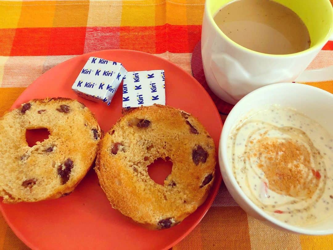 森碕ひろかさんのインスタグラム写真 - (森碕ひろかInstagram)「朝ごはん🍴  今日は一日長いので、パンの中で一番好きなベーグルにしました🥯  ホットヨーグルトとソイラテ(スタバ)付き☕️💕 #最高 #breakfast #STARBUCKS」3月20日 8時45分 - morisakihiroka