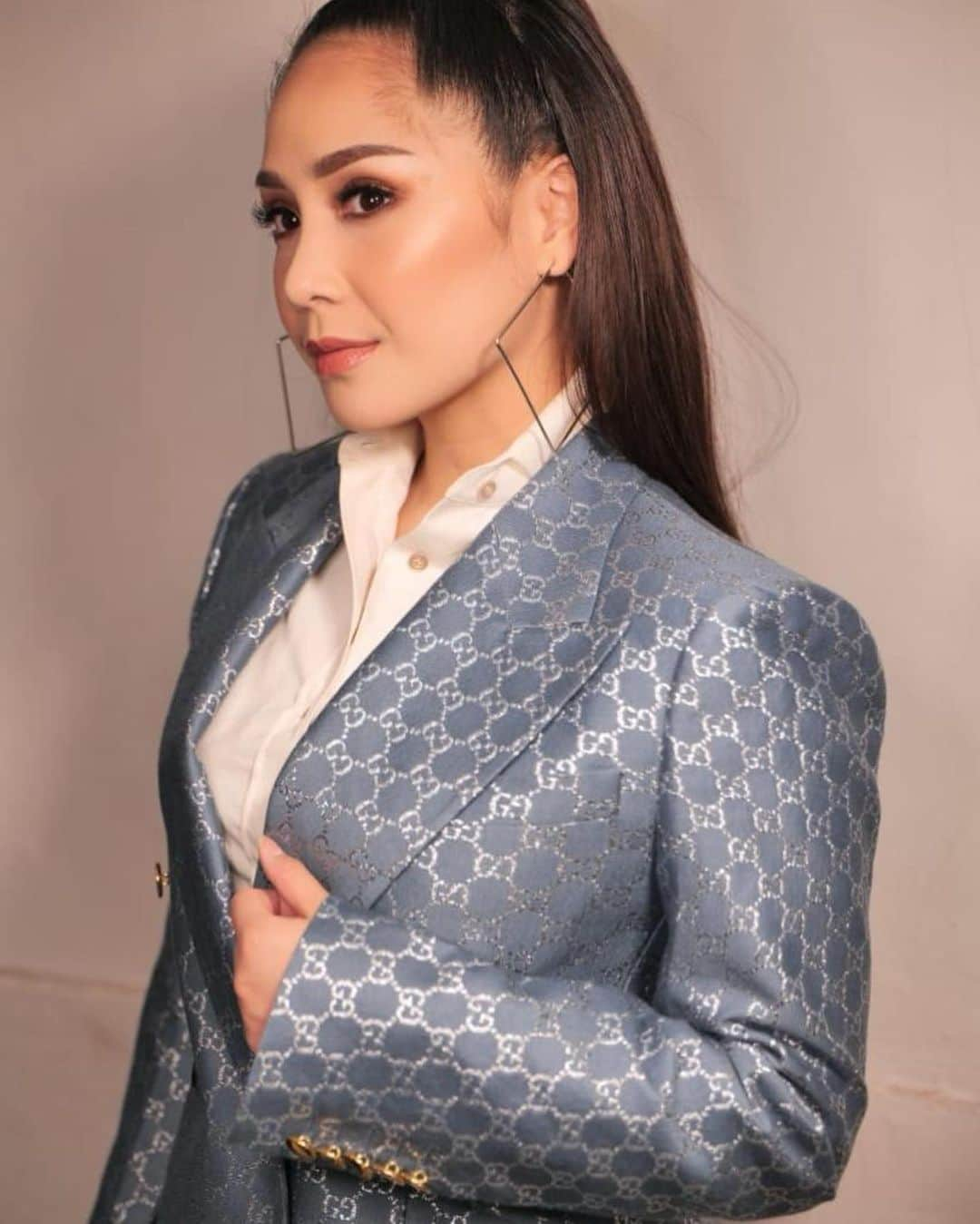 Raffi Ahmadさんのインスタグラム写真 - (Raffi AhmadInstagram)「Amazing Women ❤️ “KONSER SATU JANJI GIGI” Makeup by @marlenehariman Hairdo by @pennyhairdo Wardrobe by @gucci  Stylist by @wanda_haraa #wandaharaaproject Photographer @babambramaditia」3月20日 8時46分 - raffinagita1717