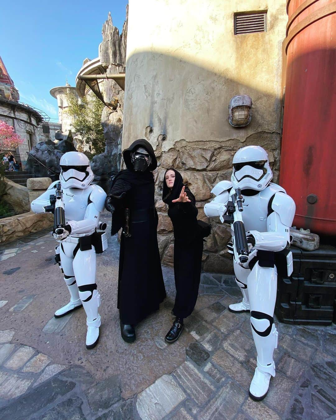 アシュレー・ジョンソンのインスタグラム：「Missing my D&D family a little extra today since it’s Thursday. A couple of weeks ago we had the pleasure of going to Galaxy’s Edge. We laughed. We cried. We were blown away. It was incredible.  1. “Join the Dork Side” -Laura 2. My boys. Rebels for sure.  3. My ladies.  4. Liam, double-rainbowing in the Millennium Falcon. 5. Nerf Herders  6. We are your Father 7. But he is your Daddy 8. Space Trash 9. The force is strong with these ones.  10. Look how wholesome this picture is. LOOK AT IT.」