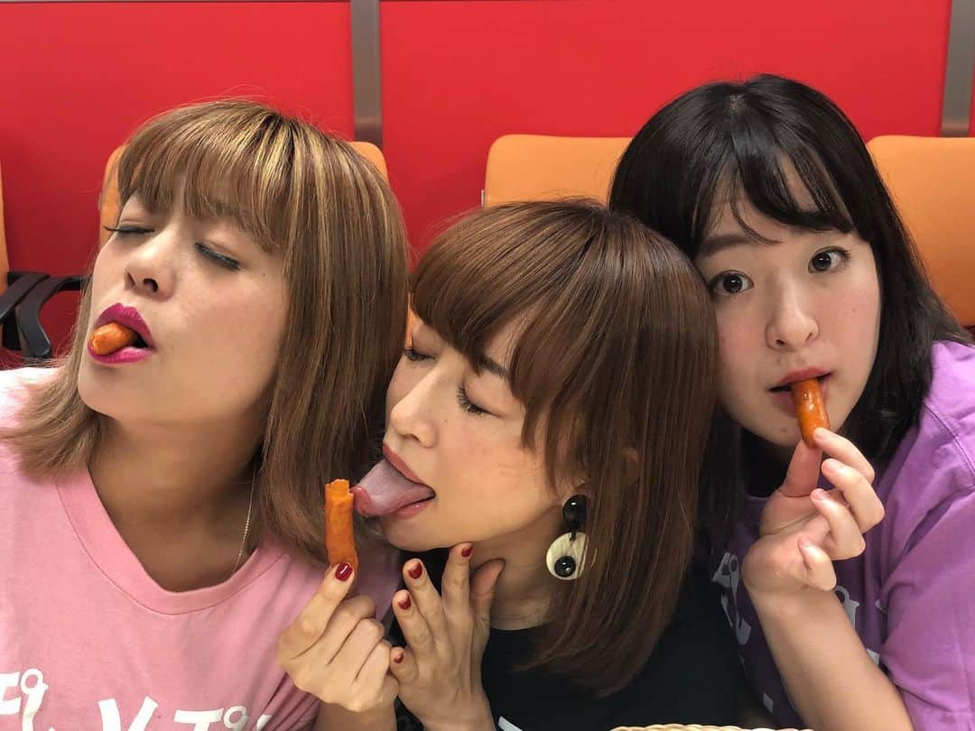 のインスタグラム：「【あやまんJAPANのYouTubeライブ】 まもなく20:00〜ナマ放送❤️ youtu.be/DpqHaZ_csvo  今回は誰の家から配信？！ #YouTube #YouTubeライブ　#生配信」