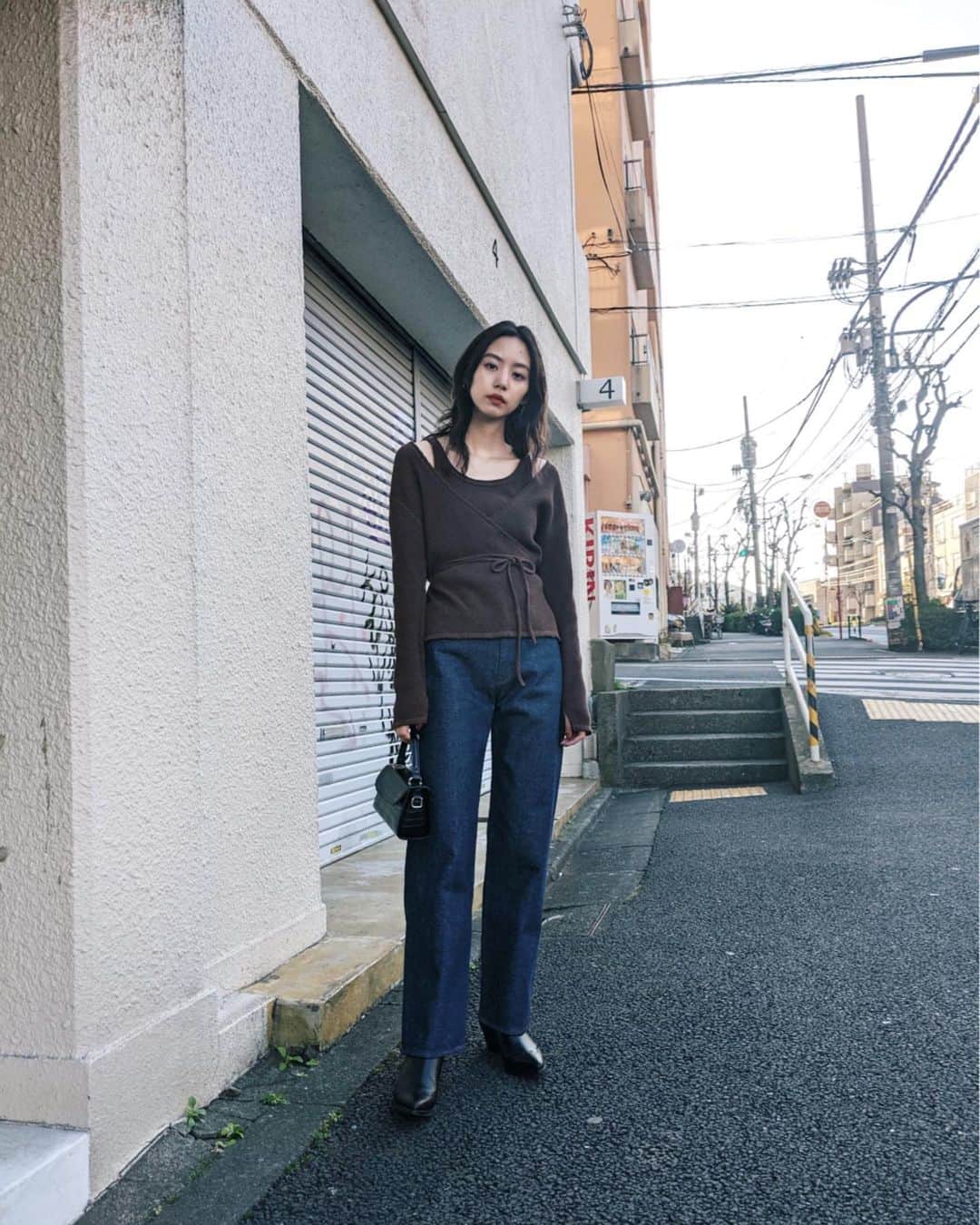 Shiho Sasakiのインスタグラム：「遂にPLAIN JEANSが発売されましたね👏 皆さん好みのシルエット、カラーは見つけられましたか？👖 私はストレートのワンウォッシュ派💘 程よくカジュアルに、大人ぽく履けるので気に入ってるよ✨ #MOUSSYPLAINJEANS #MOUSSY #MOUSSYSNAP #MOUSSYJEANS」