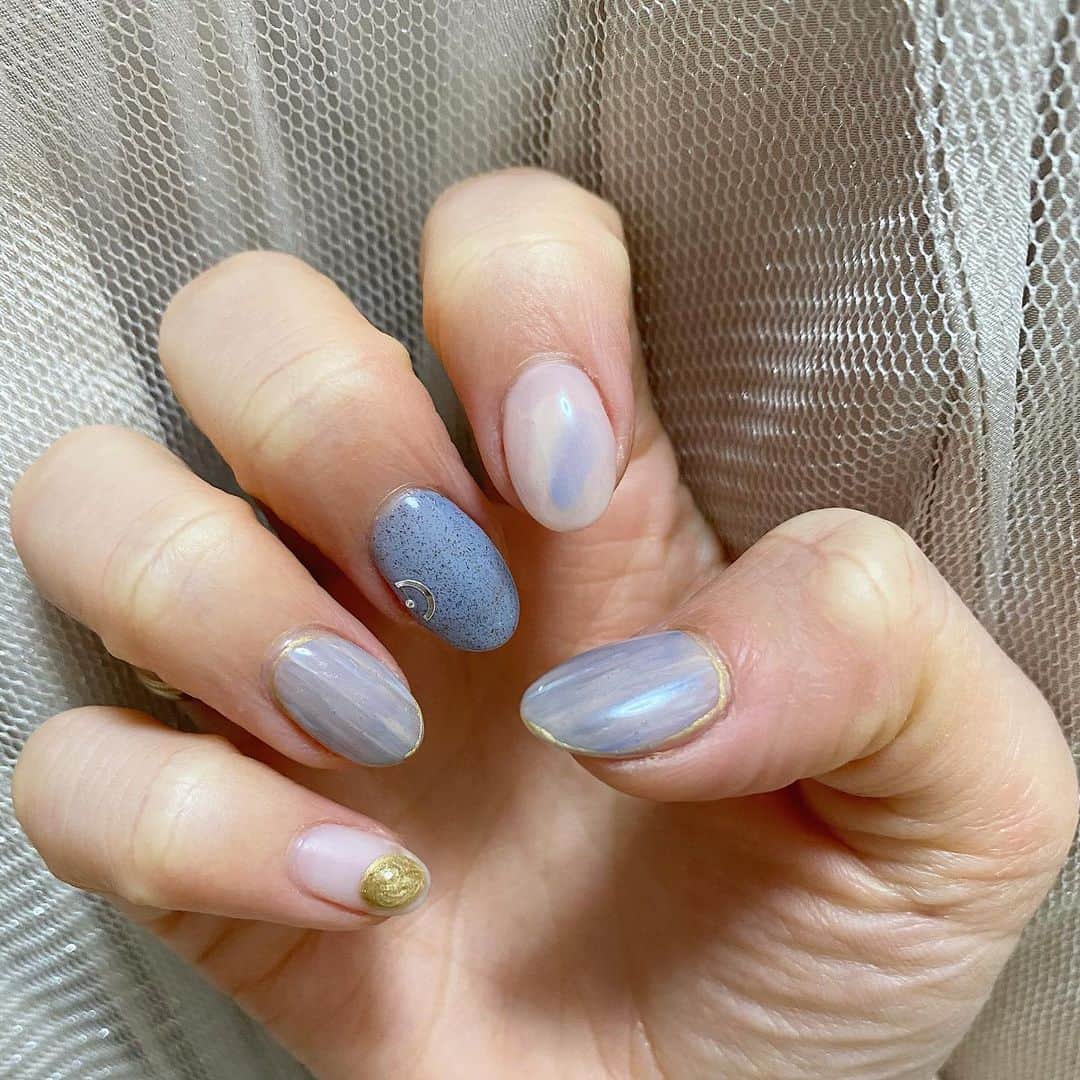 MISAさんのインスタグラム写真 - (MISAInstagram)「ㅤㅤㅤㅤㅤㅤㅤㅤㅤㅤㅤㅤㅤ #newnail 🌙🌟 くすみブルーとパープルの ベースにキラキラ🌟 星空みたいな感じ🥰 めっちゃかわいい〜❤︎❤︎ ㅤㅤㅤㅤㅤㅤㅤㅤㅤㅤㅤㅤㅤ 2.3枚目が実際の色に近いです🌸 ㅤㅤㅤㅤㅤㅤㅤㅤㅤㅤㅤㅤㅤ #キラキラネイル　#ニュアンスネイル　#くすみブルー　#くすみパープル　#星空ネイル　#韓国ネイル」3月20日 18時21分 - chatae._