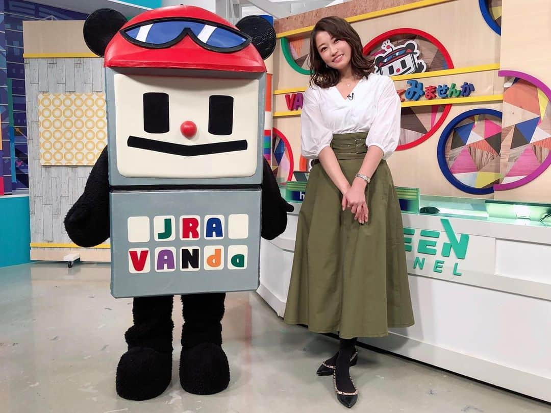 津田麻莉奈さんのインスタグラム写真 - (津田麻莉奈Instagram)「#グリーンチャンネル #VANで勝ち馬さがしてみませんか  中央競馬3日間開催に伴い、 金曜、土曜の2日連続放送です🥰 ご覧下さった皆さまありがとうございました✨ ⁑ 衣装👉 @brahmin_fsf ⁑ ⁑ ⁑ #再放送もぜひご覧ください #競馬 #若葉ステークス #競馬番組 #競馬予想  #衣装 #コーデ#コーディネート #春コーデ#カーキコーデ  #ヘアメイク #ヘアアレンジ  #brahmin#facesansfard  #coordinate #ootd #umajo #まりなる #津田麻莉奈」3月20日 18時22分 - tsudamarinal