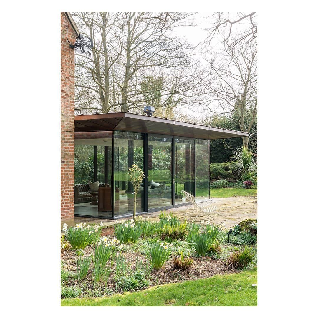 The Modern Houseさんのインスタグラム写真 - (The Modern HouseInstagram)「A Tale of Two Houses: an outstanding Georgian home with a beautiful modern extension, set within four acres of Cambridgeshire countryside. Follow the link in our bio for the sales particulars.」3月20日 18時22分 - themodernhouse