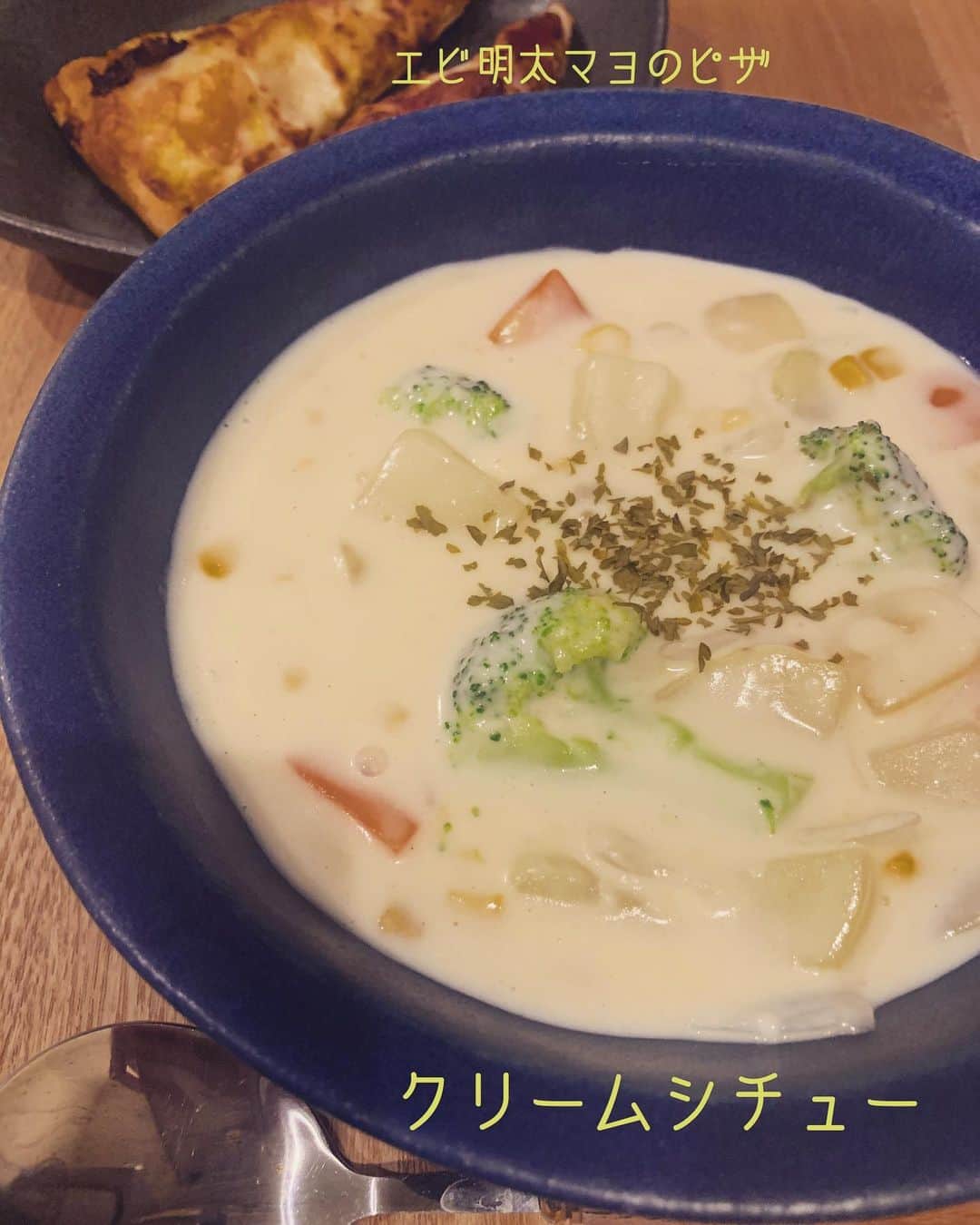 奥山レイカのインスタグラム：「とりあえず牛乳消費しようとした結果。  #おうちごはん #料理 #うちごはん記録 #野菜たっぷり #クリームシチュー #牛乳消費レシピ #おうちごはん部 #夜ごはん #うつわ好き #よしざわ窯 #うつわのある暮らし」