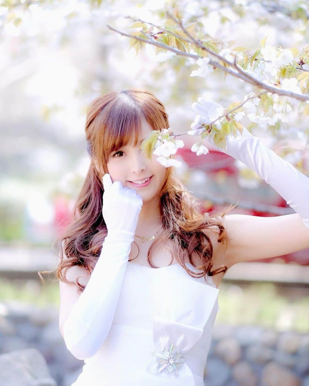 葵井えりかのインスタグラム：「🌸桜リクサツ始まってます🌸 えりぽんと撮影&お花見しましょ🌸 . とりあえずインスタでも ちゃんと1日1えりぽんしていく目標🌸✨ 桜🌸横浜🌸白ドレス👗 お花もドレスも好き #portrait#桜#葵井えりか#fm#dress」