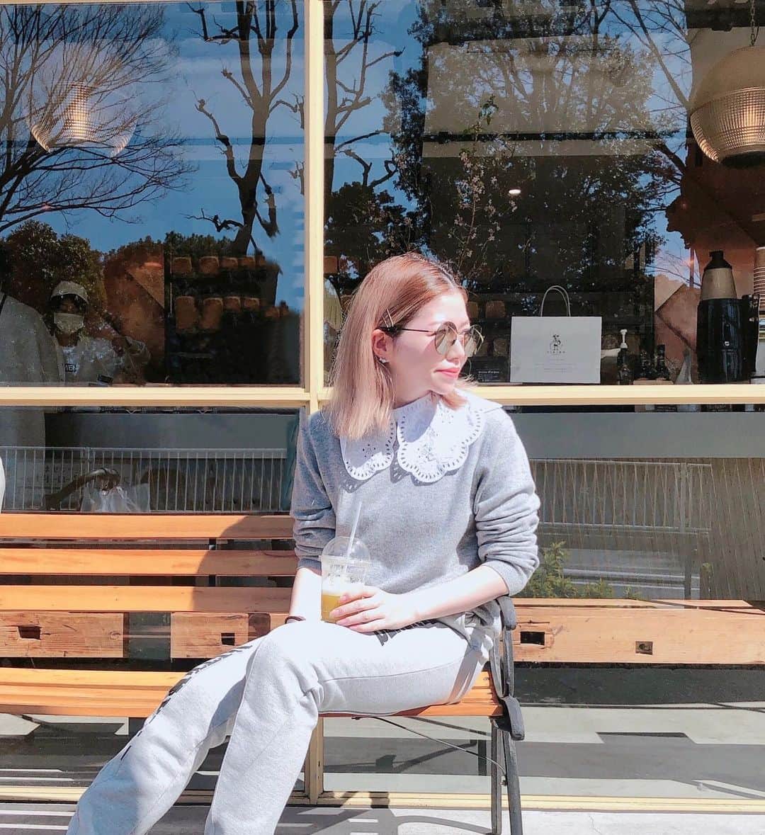 山脇道子のインスタグラム：「アウターなしでお散歩うれしいな😆」