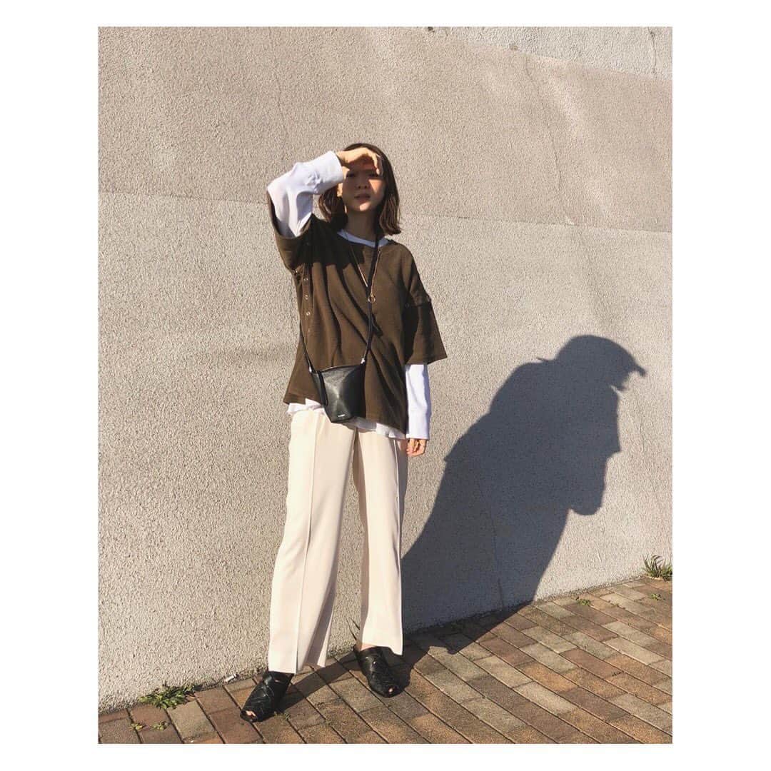 野尻美穂のインスタグラム：「風も日差しも花粉も強い〜 そしてサンダルデビュー😚🧡 オリーブと白と黒の合わせは個人的に大好きです☺️ はぁお花見も今年は我慢🥺🌸💭 #untishold  #EARIH #メッシュサンダルかわいい」