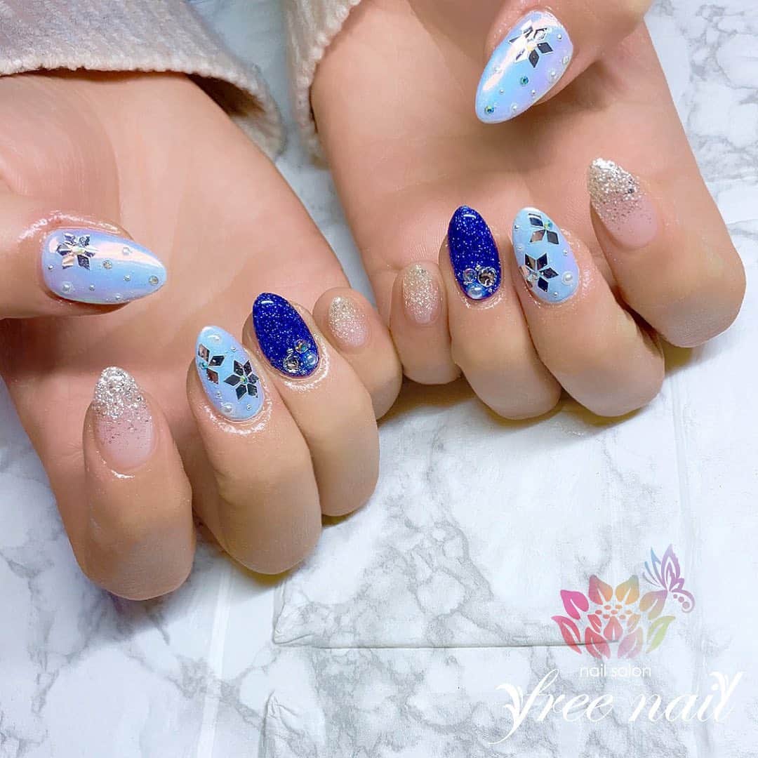 free nail フリーネイルのインスタグラム：「. お客様ネイル💅🏻🌸 . オーロラブルーネイル❄️💙 . icyで素敵です🌝🌌💫 . ご来店ありがとうございました🙇🏻‍♀️🙇🏻‍♀️🙇🏻‍♀️💗 . #ネイルアート #ジェルネイル #ネイルサロン #大阪ネイルサロン #ネイルデザイン #ネイルチェンジ #オーロラネイル #ユニコーンネイル #ホログラムネイル #グリッターネイル #ブルーネイル #クリアネイル #シンプルネイル #モテネイル #デザインネイル #トレンドネイル #大人ネイル #春ネイル #springnails #nailsart #nailsdid #美甲 #日式美甲 #日式美甲胶 #日本美甲师 #日本美甲老师 #美甲上课 #日本胶 #フリーネイル #freenail」