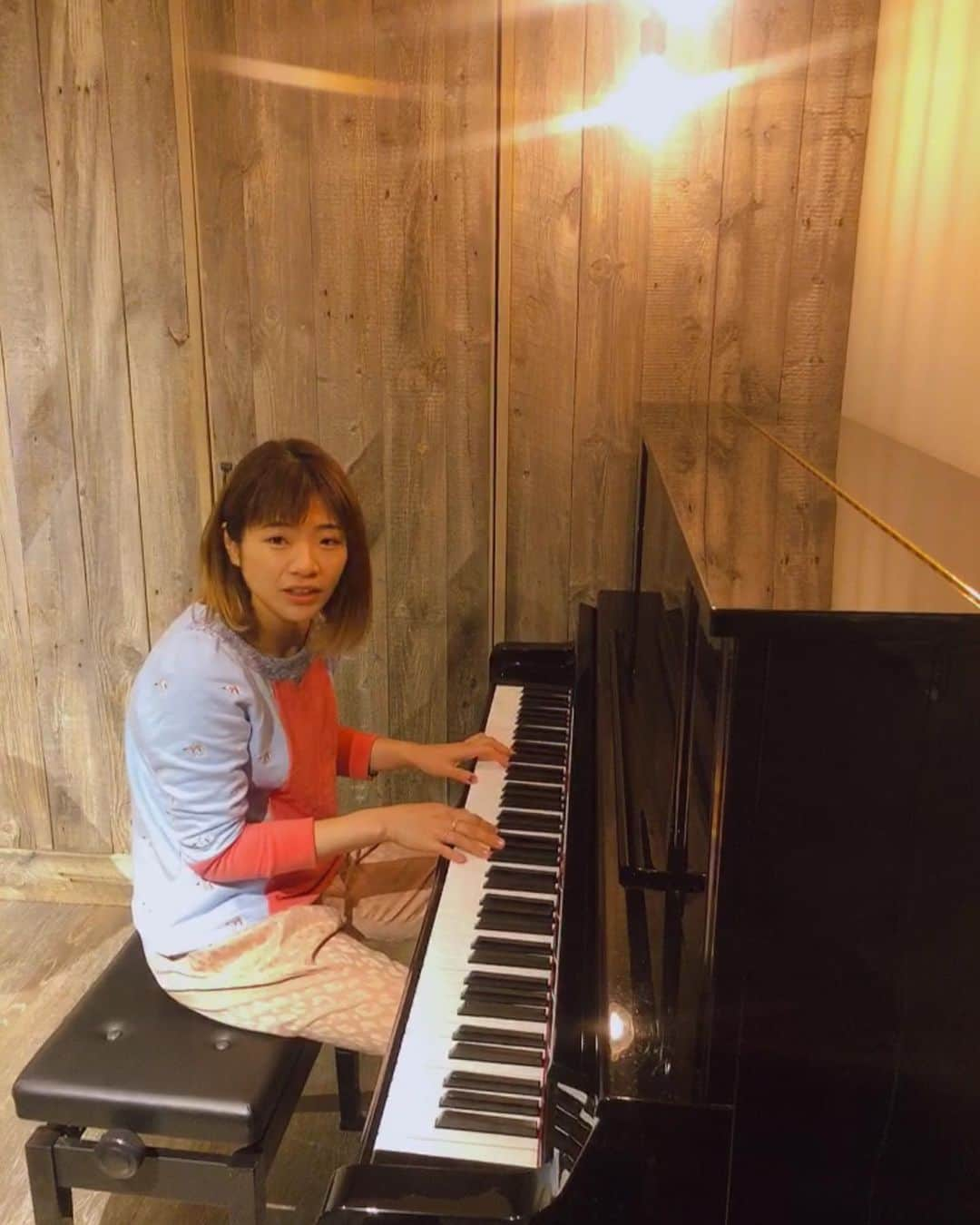 東出真緒さんのインスタグラム写真 - (東出真緒Instagram)「🎹🎹🎹〜♫♬♪ . #どした」3月20日 18時45分 - mao_bigmama_vn