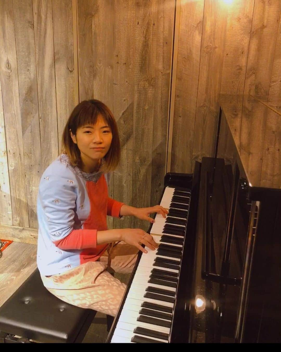 東出真緒さんのインスタグラム写真 - (東出真緒Instagram)「🎹🎹🎹〜♫♬♪ . #どした」3月20日 18時45分 - mao_bigmama_vn