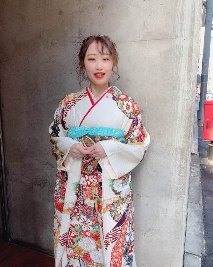RabichePowのインスタグラム：「今年はコロナの影響で 卒業式も中止になっているところもありますが . その代わりにと、袴や振袖でお写真を撮りに 来てくださるお客様が多く、こういう時でも 思い出作りのお手伝いが出来ることを とても嬉しく思います。 . @sheep.a.mu  スタジオ.シープアムーでは 今年の卒業生、新入生の皆様は　4月末まで特別料金で 撮影や着物レンタルを承っておりますので お気軽にお問い合わせ下さい😊❤️ . #卒業式#振袖#着物レンタル#ラビッシュポー#シープアムー」